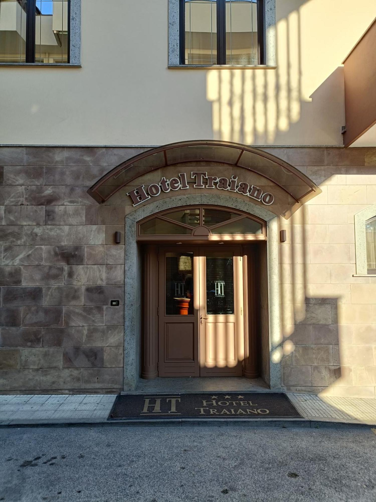 Hotel Traiano Чивитавеккья Экстерьер фото