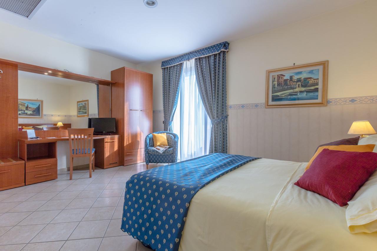 Hotel Traiano Чивитавеккья Экстерьер фото