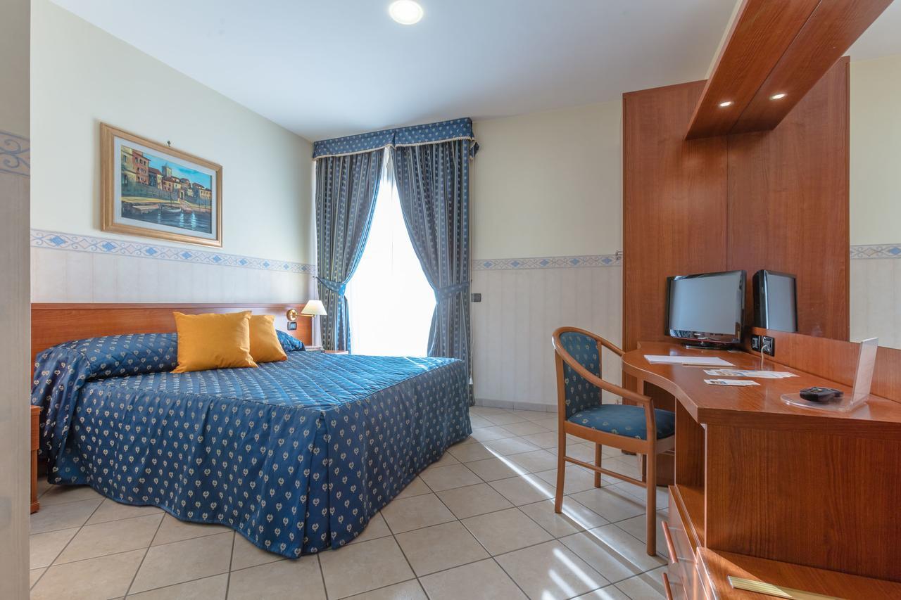 Hotel Traiano Чивитавеккья Экстерьер фото