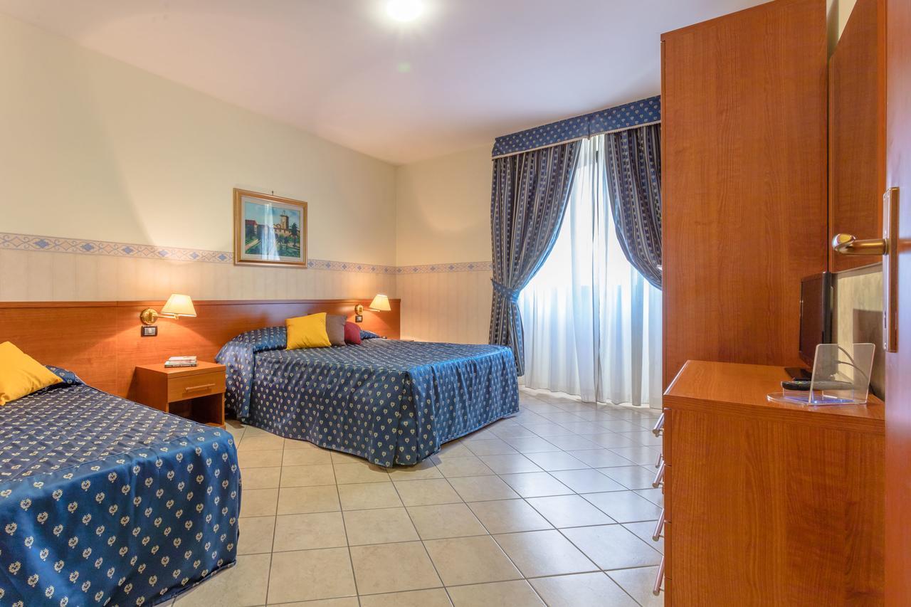 Hotel Traiano Чивитавеккья Экстерьер фото