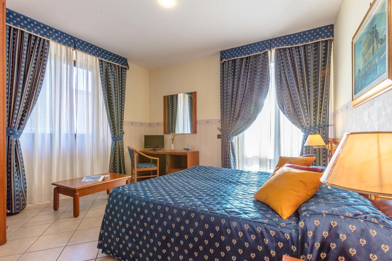 Hotel Traiano Чивитавеккья Экстерьер фото